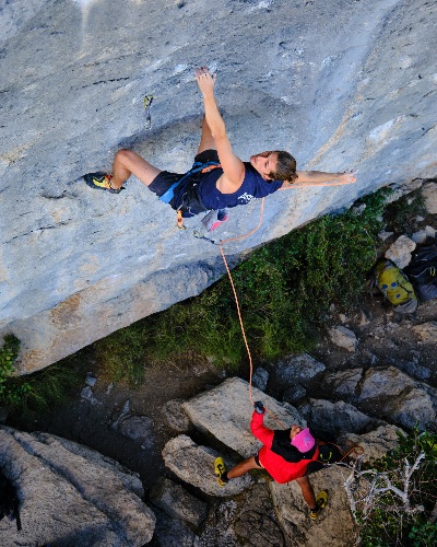 Grimpeur au repos dans une salle d'escalade de bloc